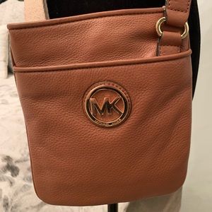 Michael Kors crossbody brown leather purse in like new condition